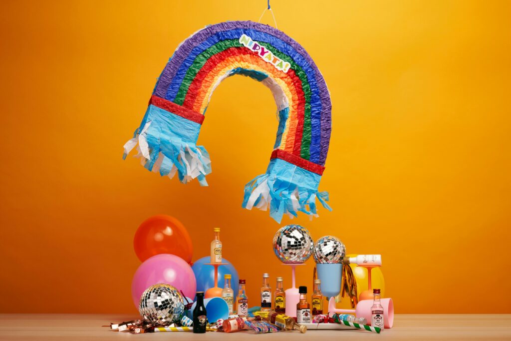 Imagem de uma tela de jogo Piñata Wins com uma aposta alta e várias piñatas coloridas explodindo.